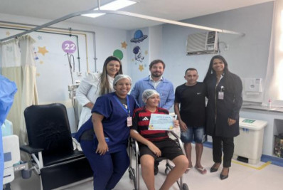 Adolescente que teve olho perfurado por espeto de churrasco recebe alta após 12 dias internado