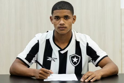 Com multa milionária, Botafogo renova com joia da base até 2029