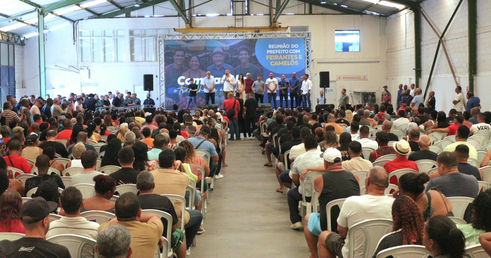 O galp&atilde;o ficou lotado de feirantes, camel&ocirc;s e donos de trailers na reuni&atilde;o com o prefeito M&aacute;rcio Canella - Jean Carlos / PMBR
