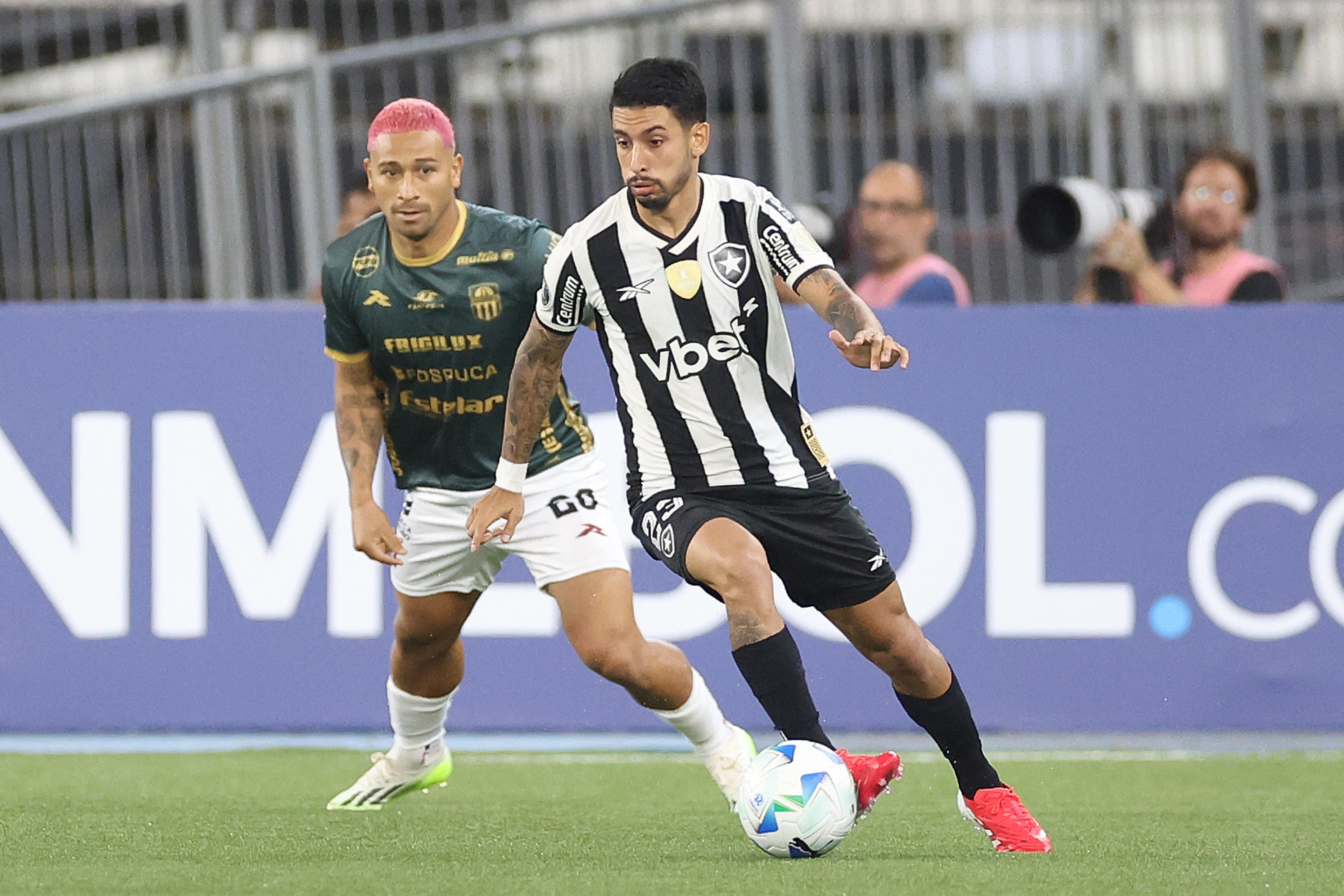 Santiago Rodr&iacute;guez fez sua primeira partida ao lado de Savarino no time titular pelo Botafogo - V&iacute;tor Silva / Botafogo