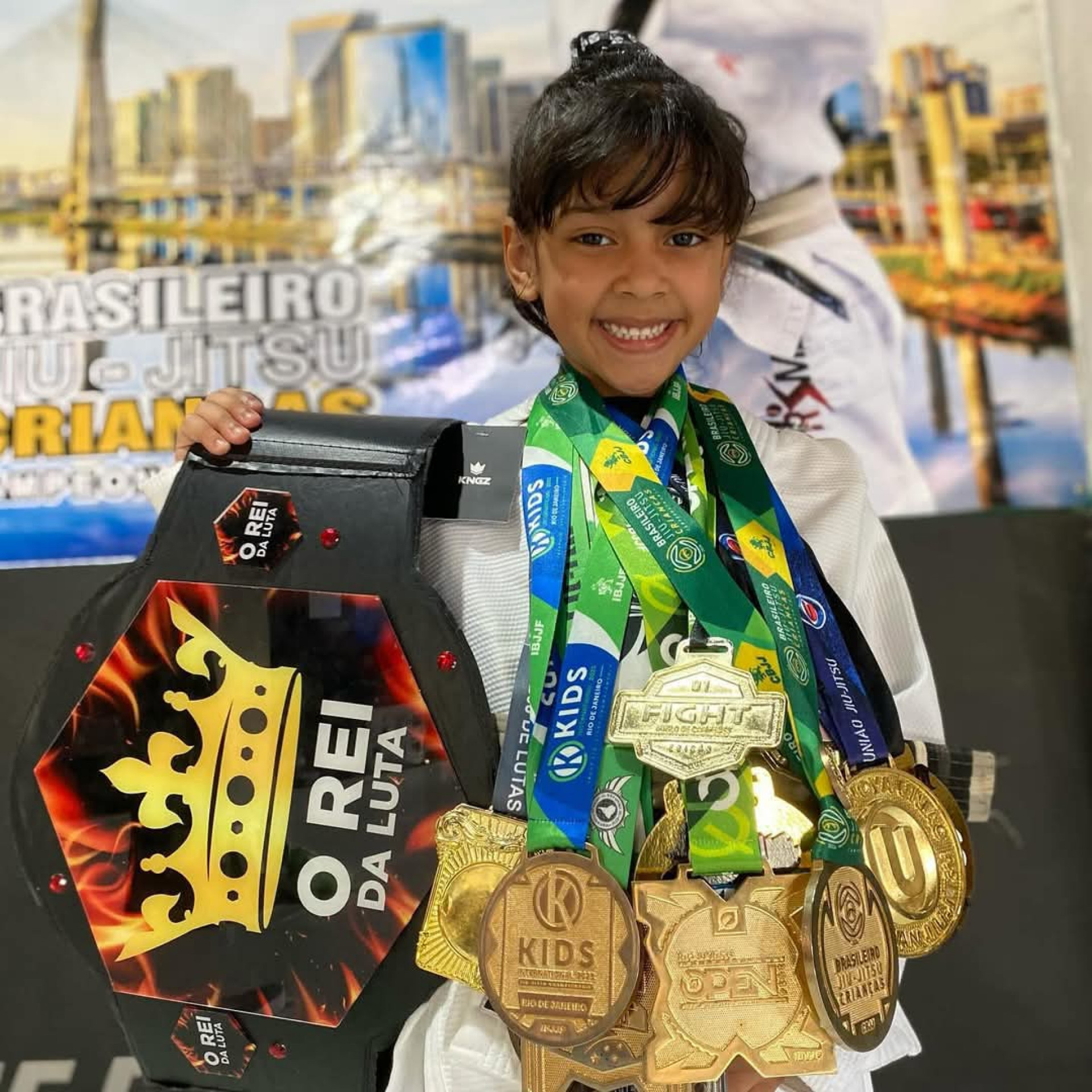 Além de Jiu-Jitsu, Esther treina levantamento de medalhas e troféus
