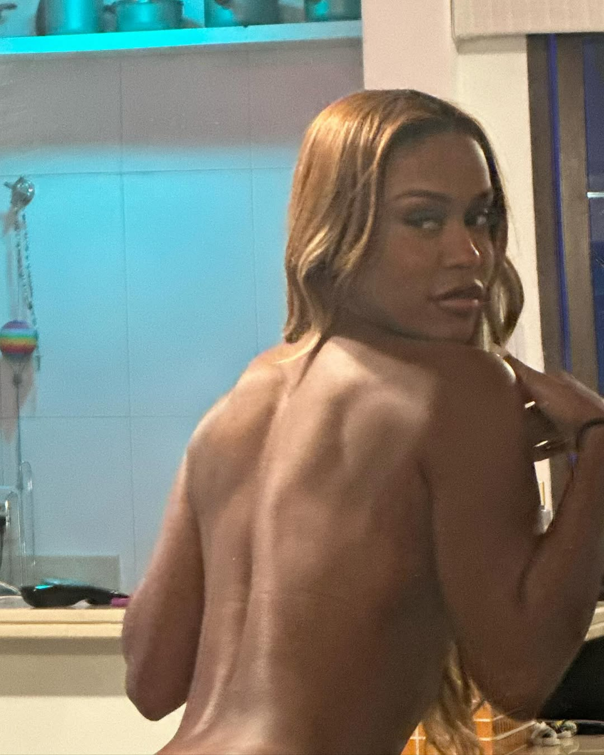 MC Rebecca exibe costas definidas - Reprodução / Instagram