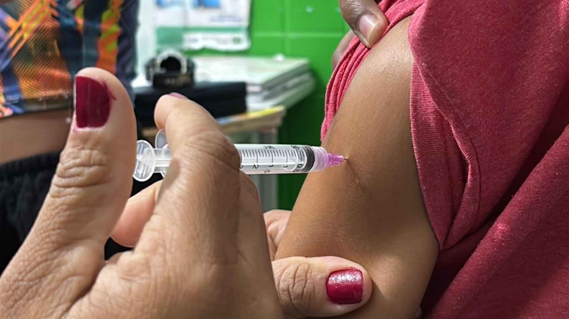 Produzida pelo Instituto Butantan, a vacina &eacute; a principal forma de preven&ccedil;&atilde;o contra a doen&ccedil;a e suas complica&ccedil;&otilde;es, como pneumonias e a S&iacute;ndrome Respirat&oacute;ria Aguda Grave - Divulga&ccedil;&atilde;o / PMJ