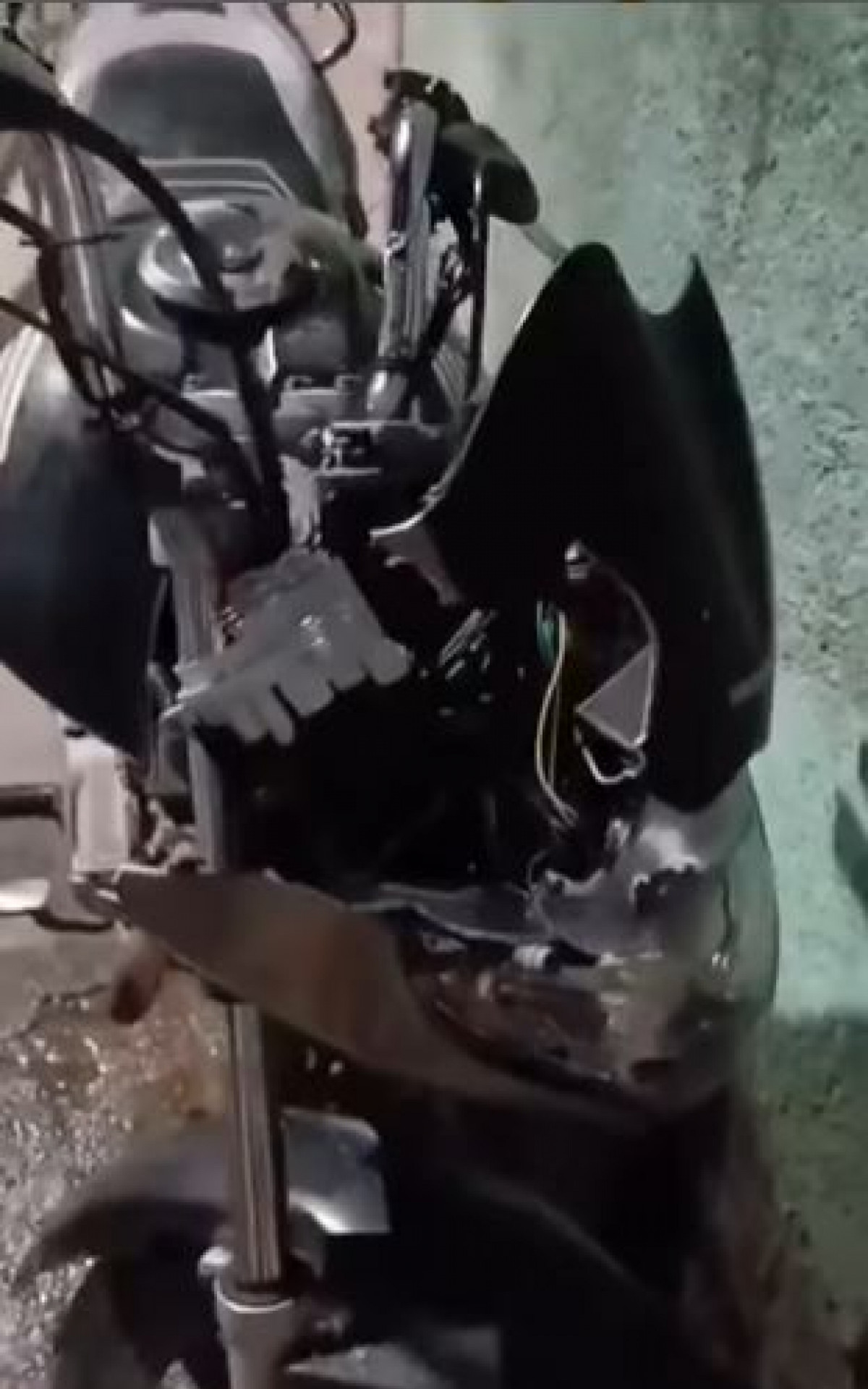 Moradores afirmam que motos foram atingidas e vandalizadas durante tiroteio - Rede Social