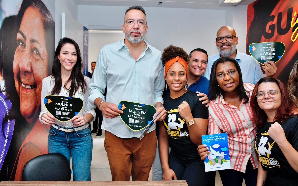 Mariana Malta, Mário Canella, Diogo Bastos, Rosângela Gomes e Marcelo Canella em uma das salas do Complexo