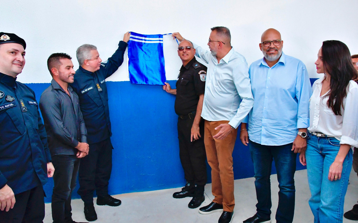 Secretário de Estado de Polícia Militar, Marcelo de Menezes, tenente Santos e prefeito Márcio Canella descerram a placa de inauguração