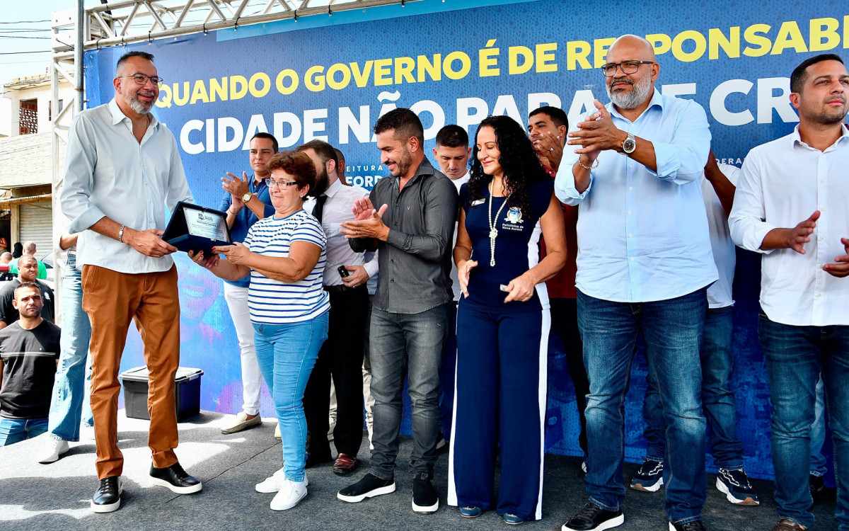 O prefeito Márcio Canella entregou uma placa à viúva do ex-vereador Reinaldo Gandra, professora Lúcia Gandra

 
