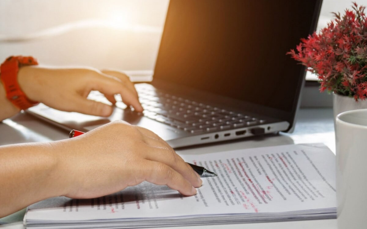 Uma boa revis&atilde;o de texto garante a qualidade e a coer&ecirc;ncia dos conte&uacute;dos (Imagem: Lamai Prasitsuwan | Shutterstock) 