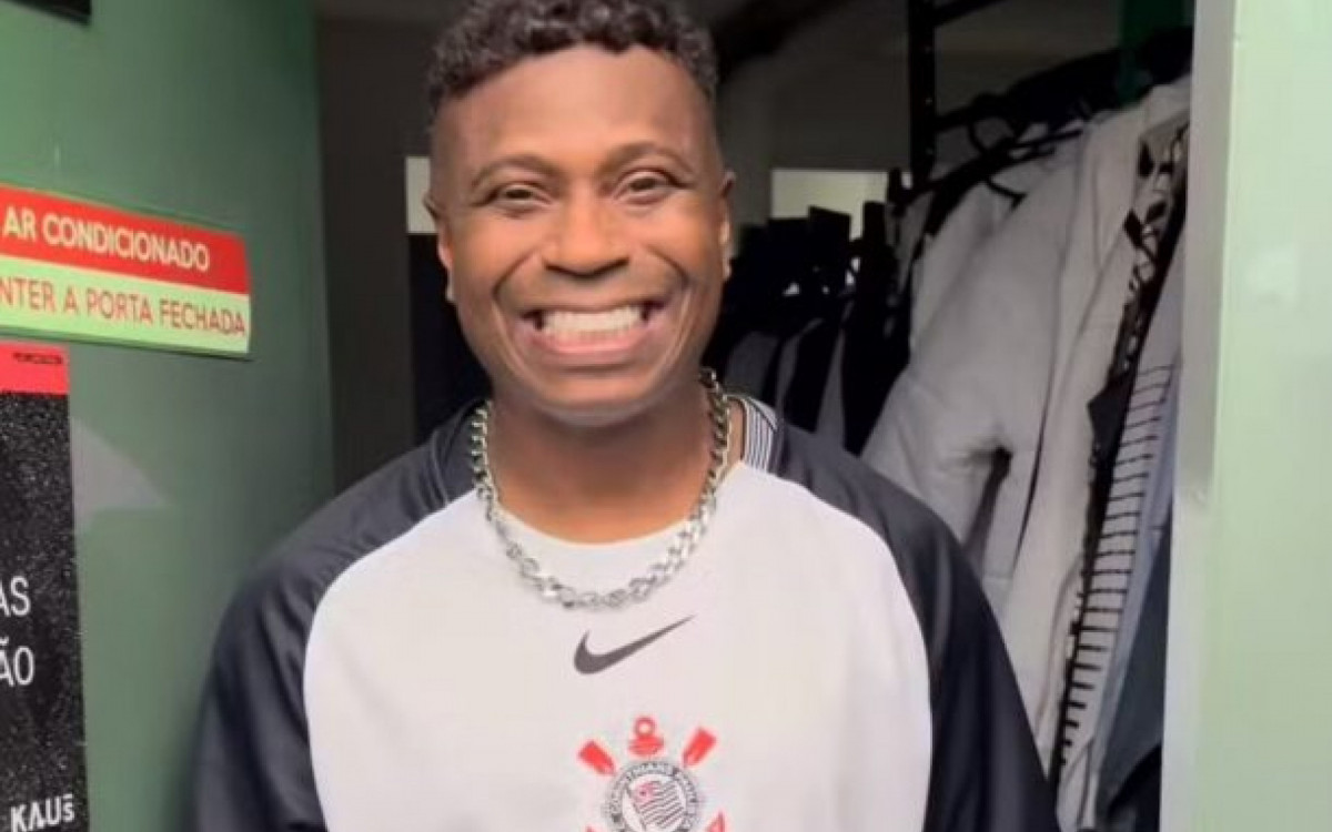 Ed&iacute;lson Capetinha aparece com nova camisa do Corinthians