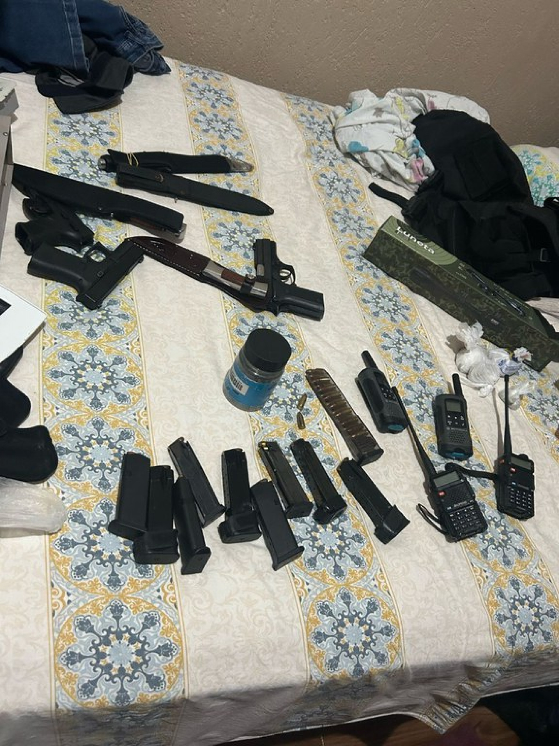 Armas e munições apreendidas com os suspeitos - Divulgação/PF