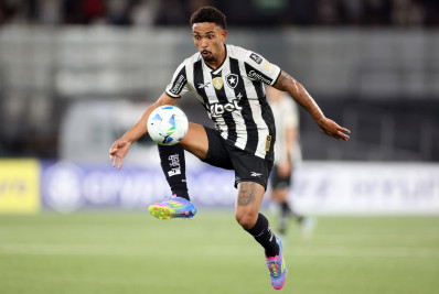 Vitinho celebra vitória 'difícil' e elogia elenco do Botafogo: 'Muito forte'