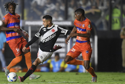 Coutinho e Vegetti defendem Carille de críticas: 'Se não estivermos unidos, não vai dar certo'