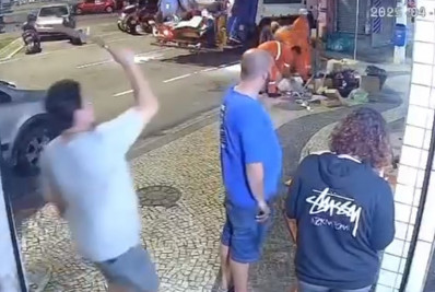 Vídeo: homem é esfaqueado em lanchonete no Centro de Angra dos Reis