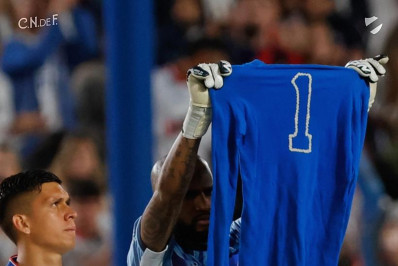 Nacional-URU presta homenagem ao ex-goleiro Manga