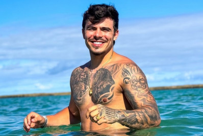 Thomaz Costa vende meia usada a seguidor e valor surpreende