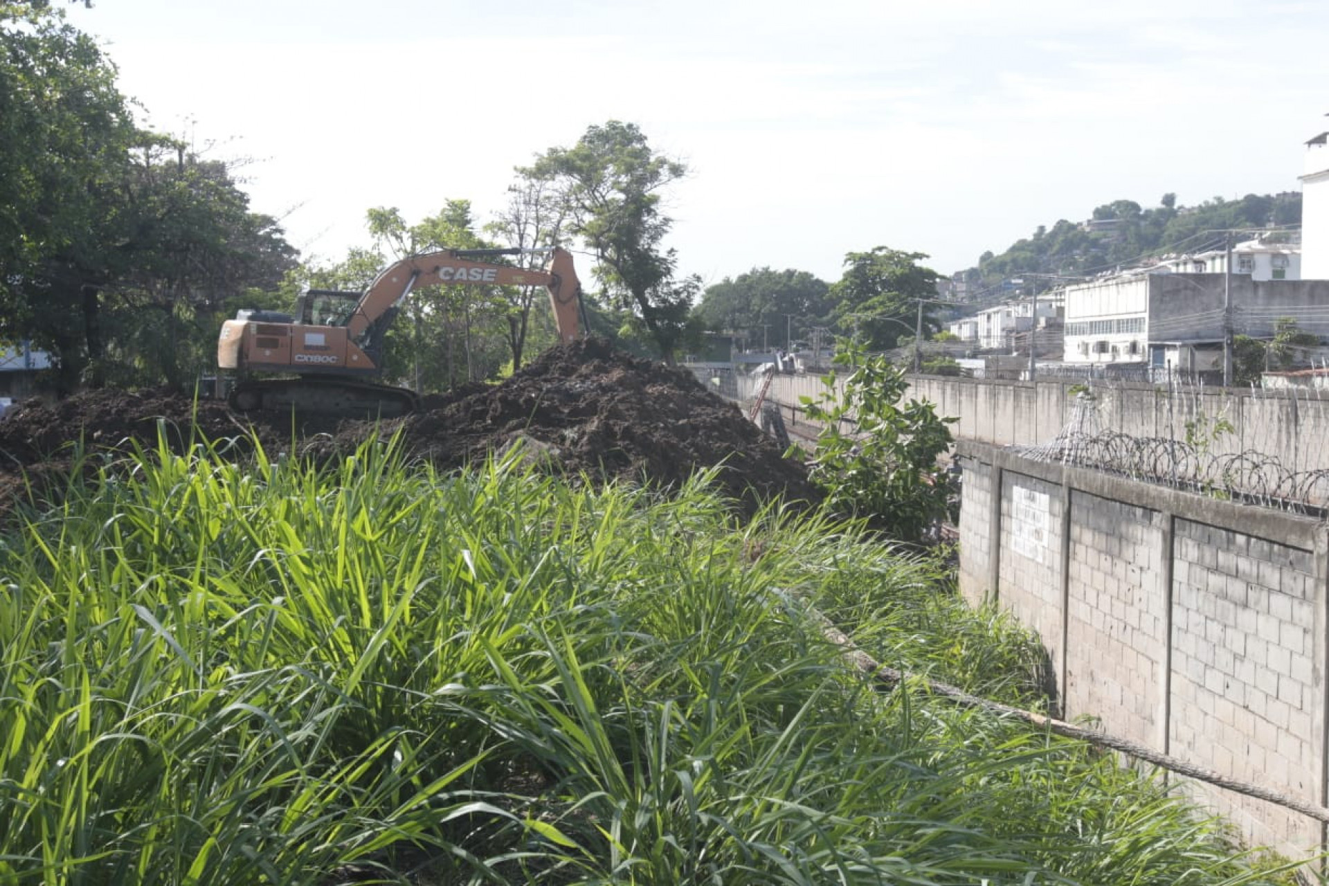 Obras em uma adutora provocaram a queda de muro do metr&ocirc;, que afetou a circula&ccedil;&atilde;o da Linha 2  - Reginaldo Pimenta/Ag&ecirc;ncia O DIA