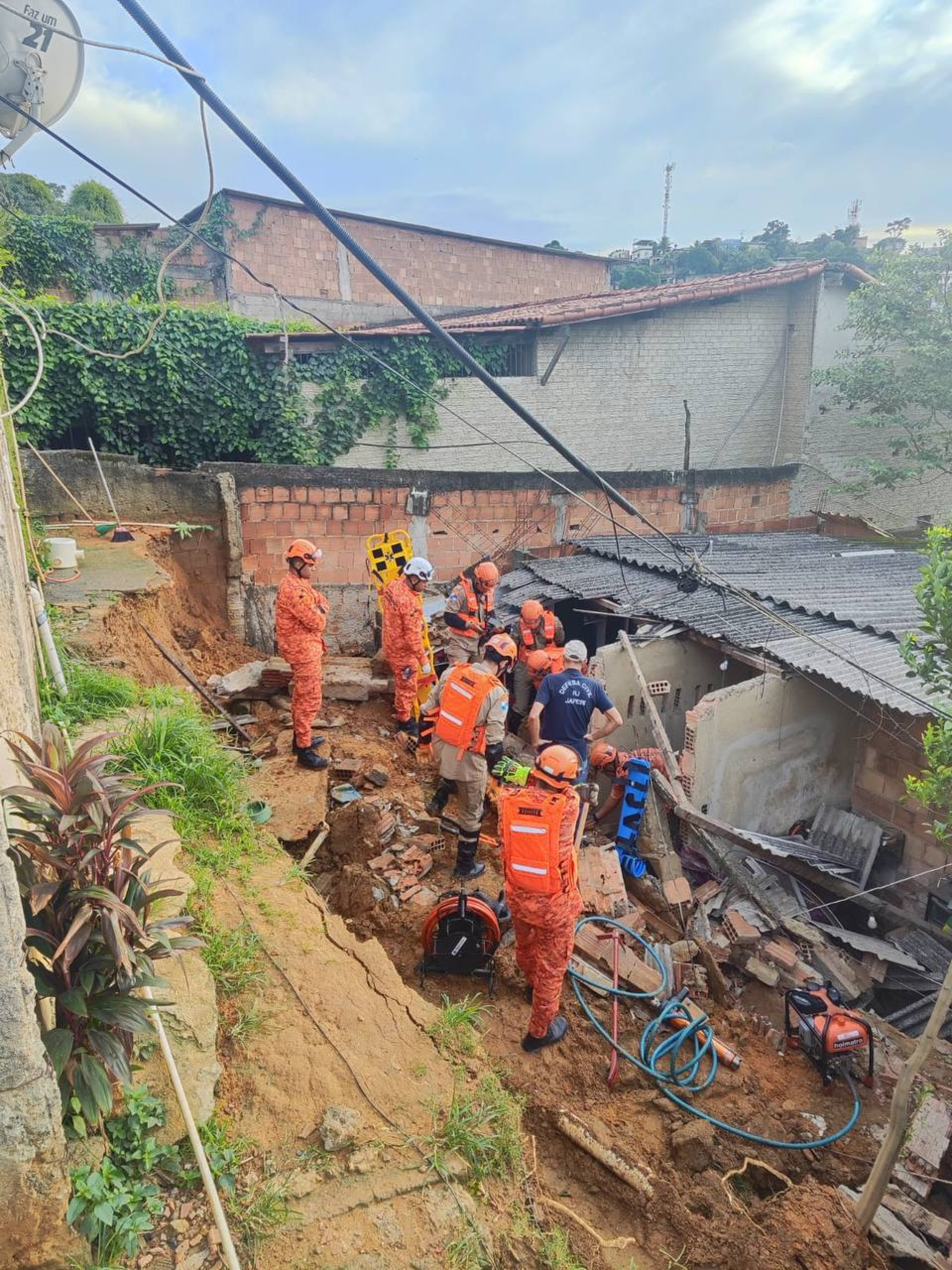 A Defesa Civil interditou o im&oacute;vel onde houve o desabamento e tamb&eacute;m uma segunda resid&ecirc;ncia localizada nos fundos, que apresenta risco estrutural - Divulga&ccedil;&atilde;o / PMJ