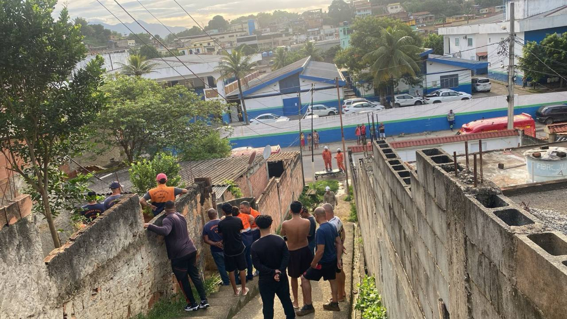 A equipe da Secretaria de Assist&ecirc;ncia Social esteve no local para prestar apoio &agrave; moradora da casa interditada, realizando a inclus&atilde;o no benef&iacute;cio de aluguel social - Divulga&ccedil;&atilde;o / PMJ