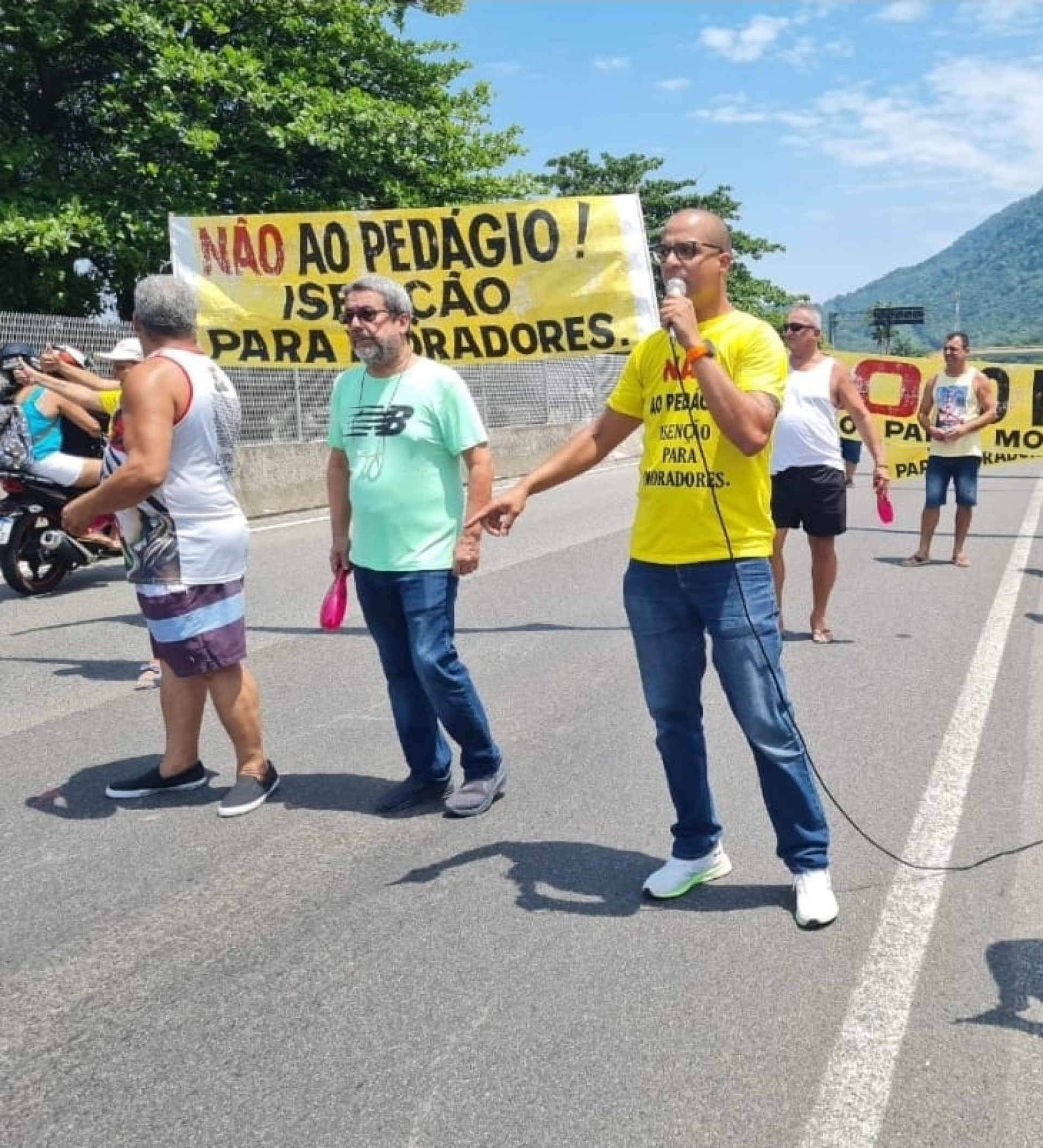 Raphael Cendon (de amarelo) lidera movimentos pela isenção a moradores de Coroa Grande - Acervo pessoal