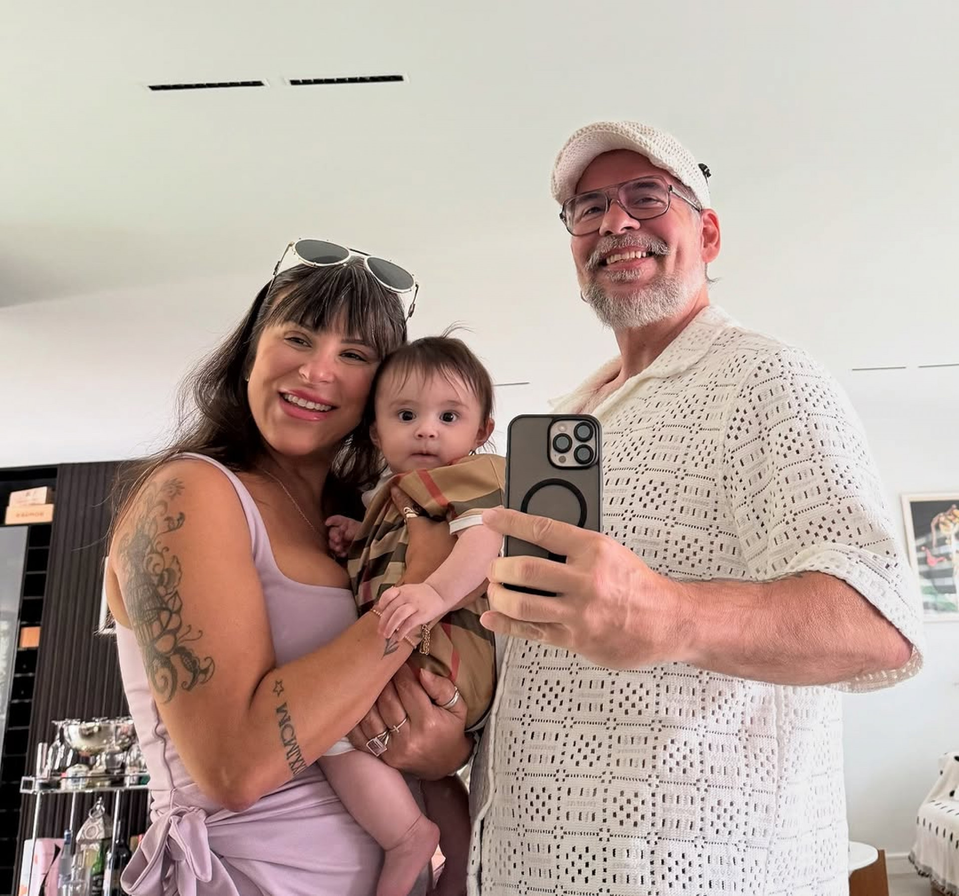 Leandro Hassum e Karina Gomes com a neta Aurora  - Reprodução/Instagram 