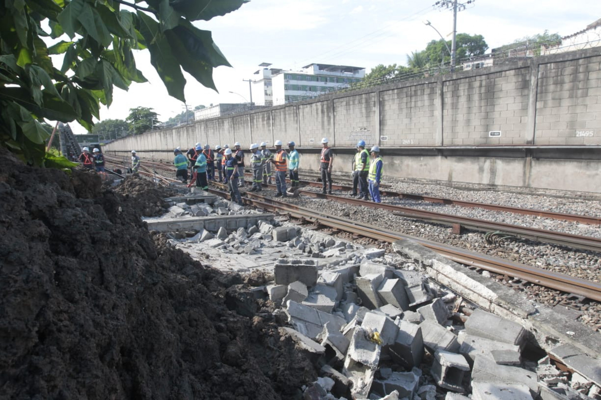 Obras em uma adutora provocaram a queda de muro do metr&ocirc;, que afetou a circula&ccedil;&atilde;o da Linha 2  - Reginaldo Pimenta/Ag&ecirc;ncia O DIA