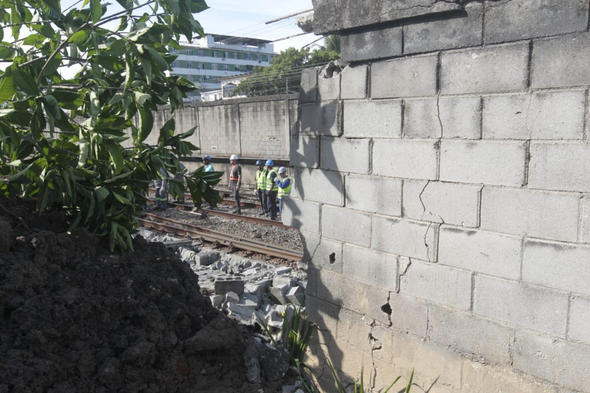 Obras em uma adutora provocaram a queda de muro do metr&ocirc;, que afetou a circula&ccedil;&atilde;o da Linha 2  - Reginaldo Pimenta/Ag&ecirc;ncia O DIA