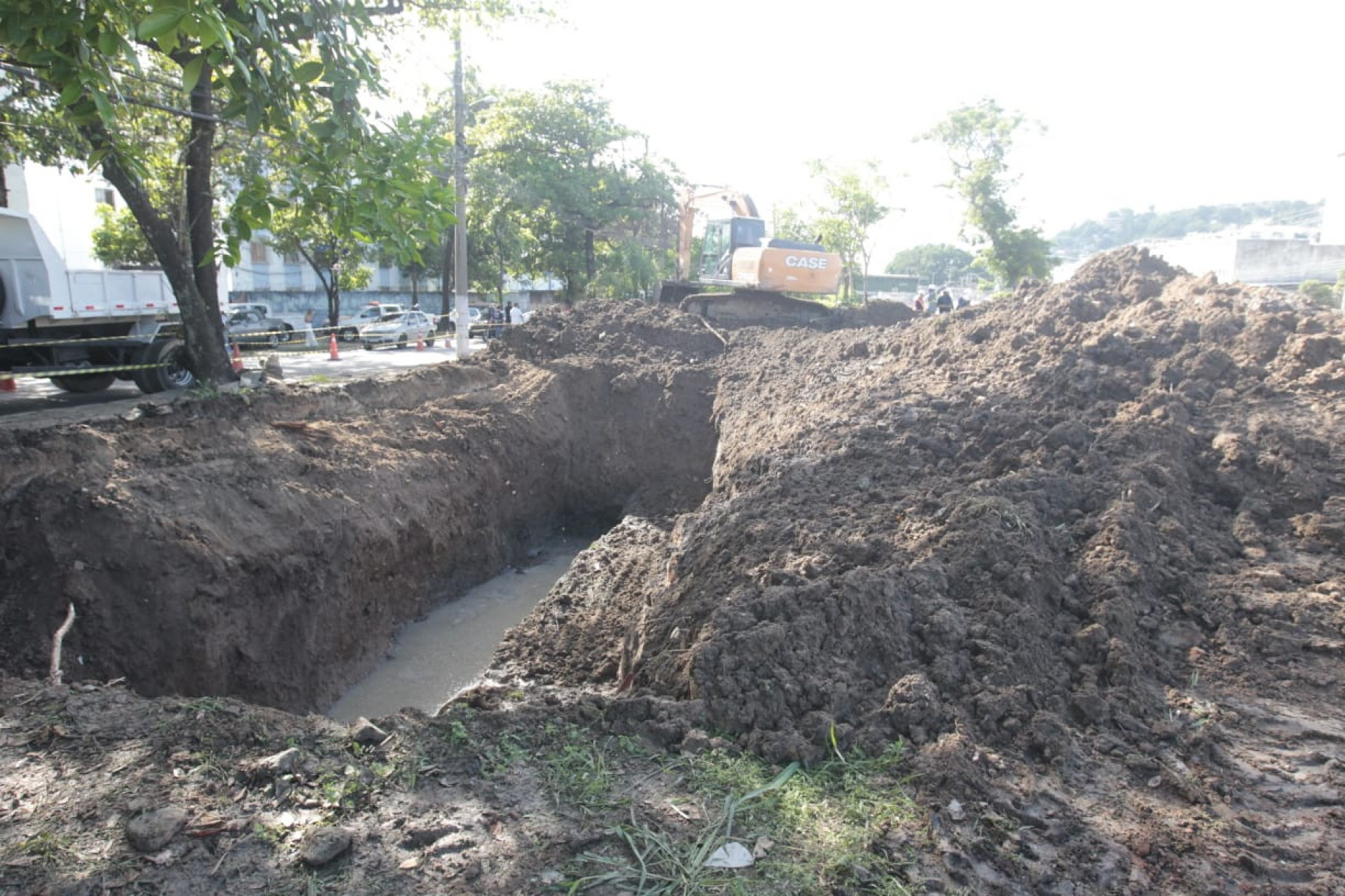 Obras em uma adutora provocaram a queda de muro do metr&ocirc;, que afetou a circula&ccedil;&atilde;o da Linha 2  - Reginaldo Pimenta/Ag&ecirc;ncia O DIA