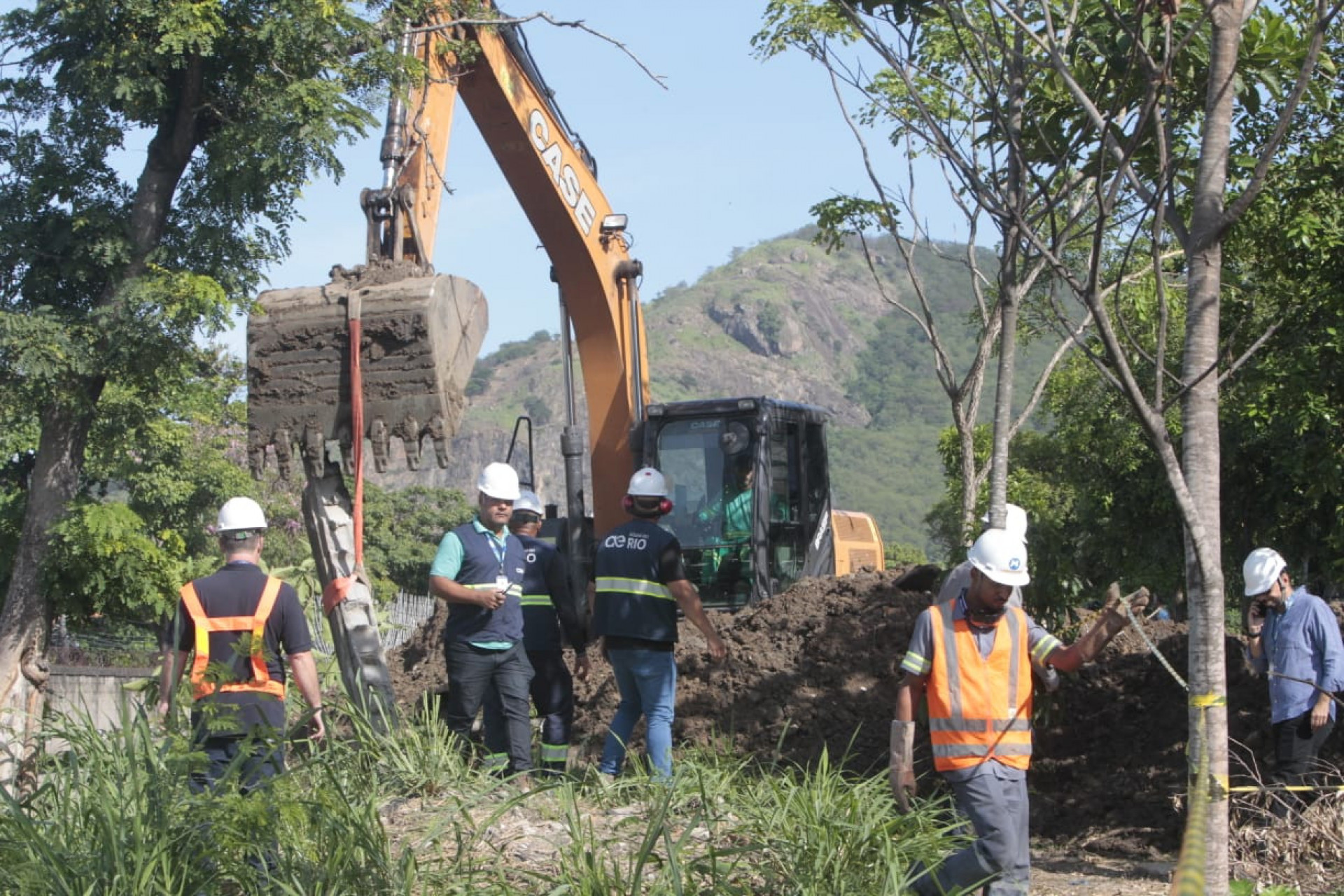 Obras em uma adutora provocaram a queda de muro do metr&ocirc;, que afetou a circula&ccedil;&atilde;o da Linha 2  - Reginaldo Pimenta/Ag&ecirc;ncia O DIA
