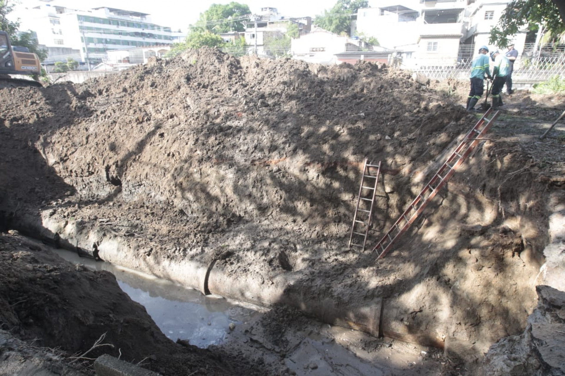 Obras em uma adutora provocaram a queda de muro do metr&ocirc;, que afetou a circula&ccedil;&atilde;o da Linha 2  - Reginaldo Pimenta/Ag&ecirc;ncia O DIA