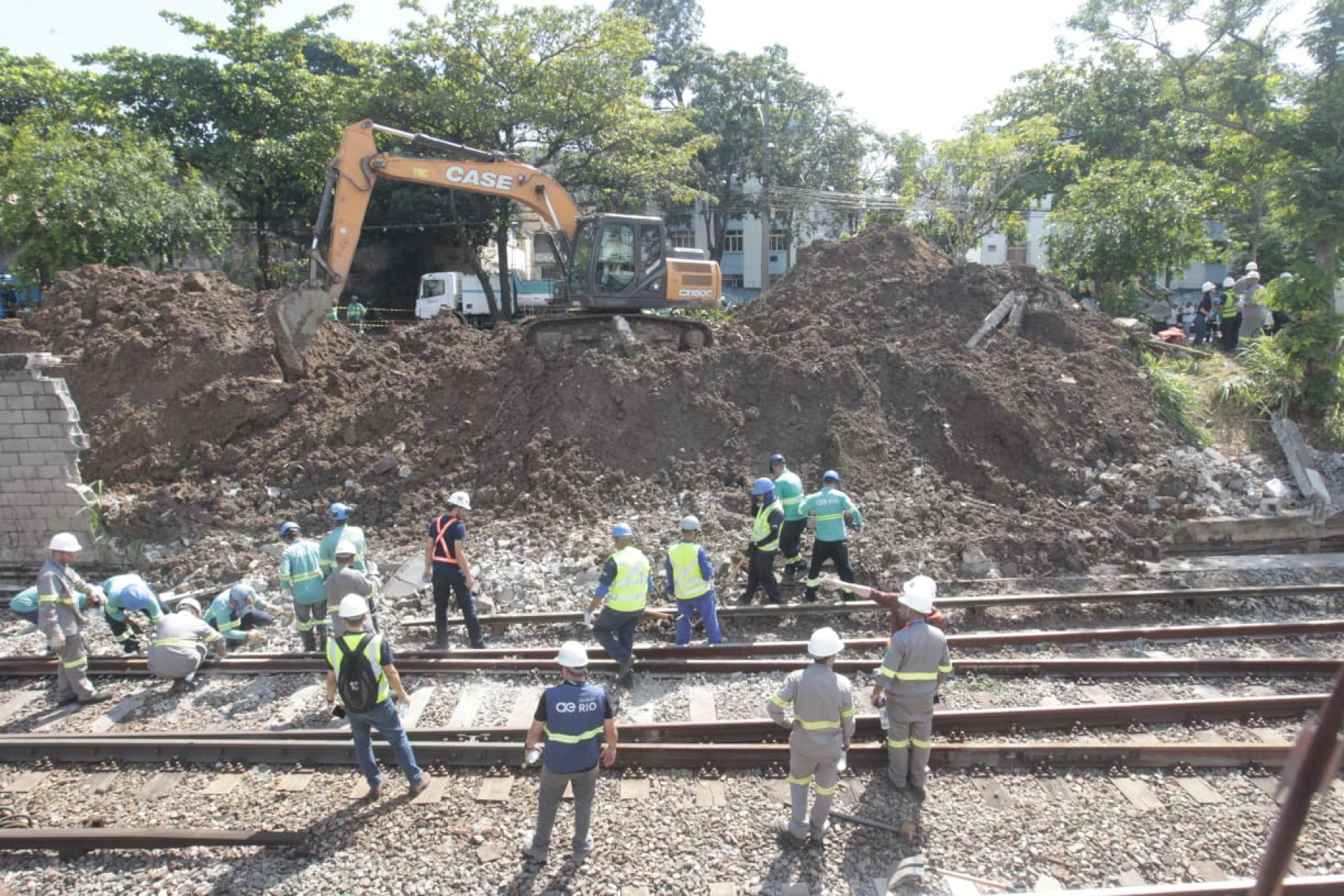 Equipes da Águas do Rio e do MetrôRio atuam na contenção do muro que caiu e afetou a circulação da Linha 2 - Reginaldo Pimenta/Agência O DIA