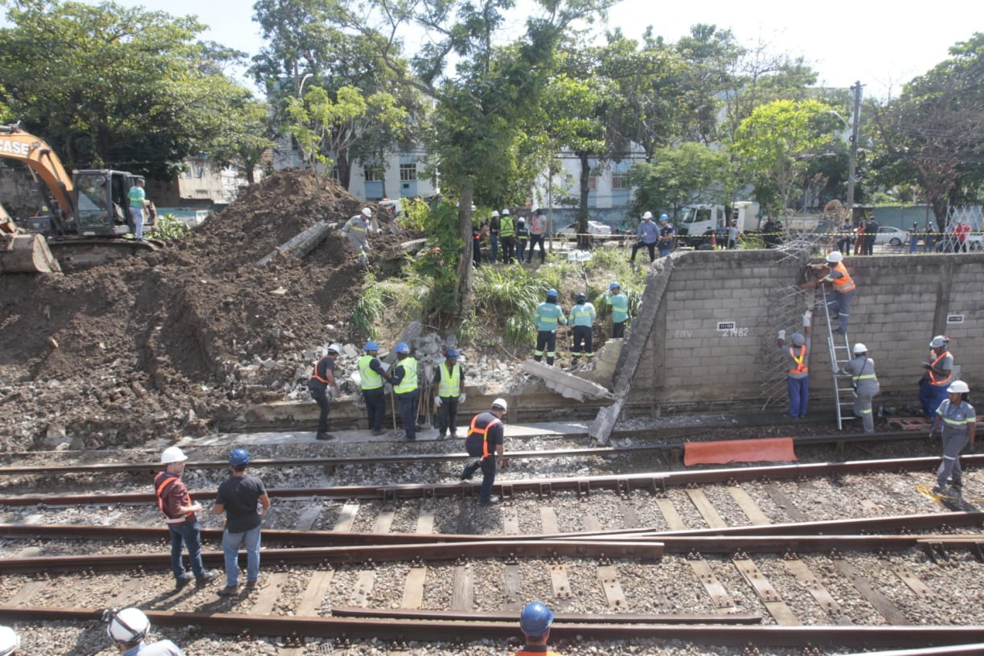 Equipes da Águas do Rio e do MetrôRio atuam na contenção do muro que caiu e afetou a circulação da Linha 2 - Reginaldo Pimenta/Agência O DIA