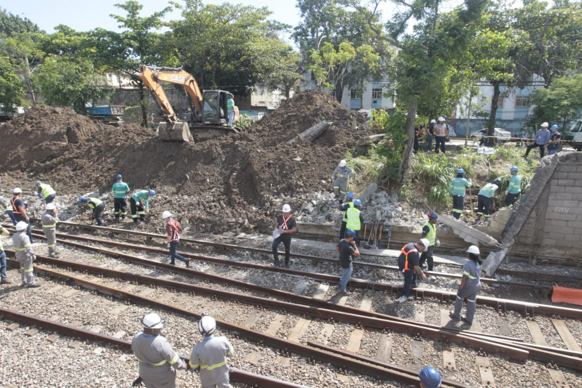 Equipes da Águas do Rio e do MetrôRio atuam na contenção do muro que caiu e afetou a circulação da Linha 2 - Reginaldo Pimenta/Agência O DIA