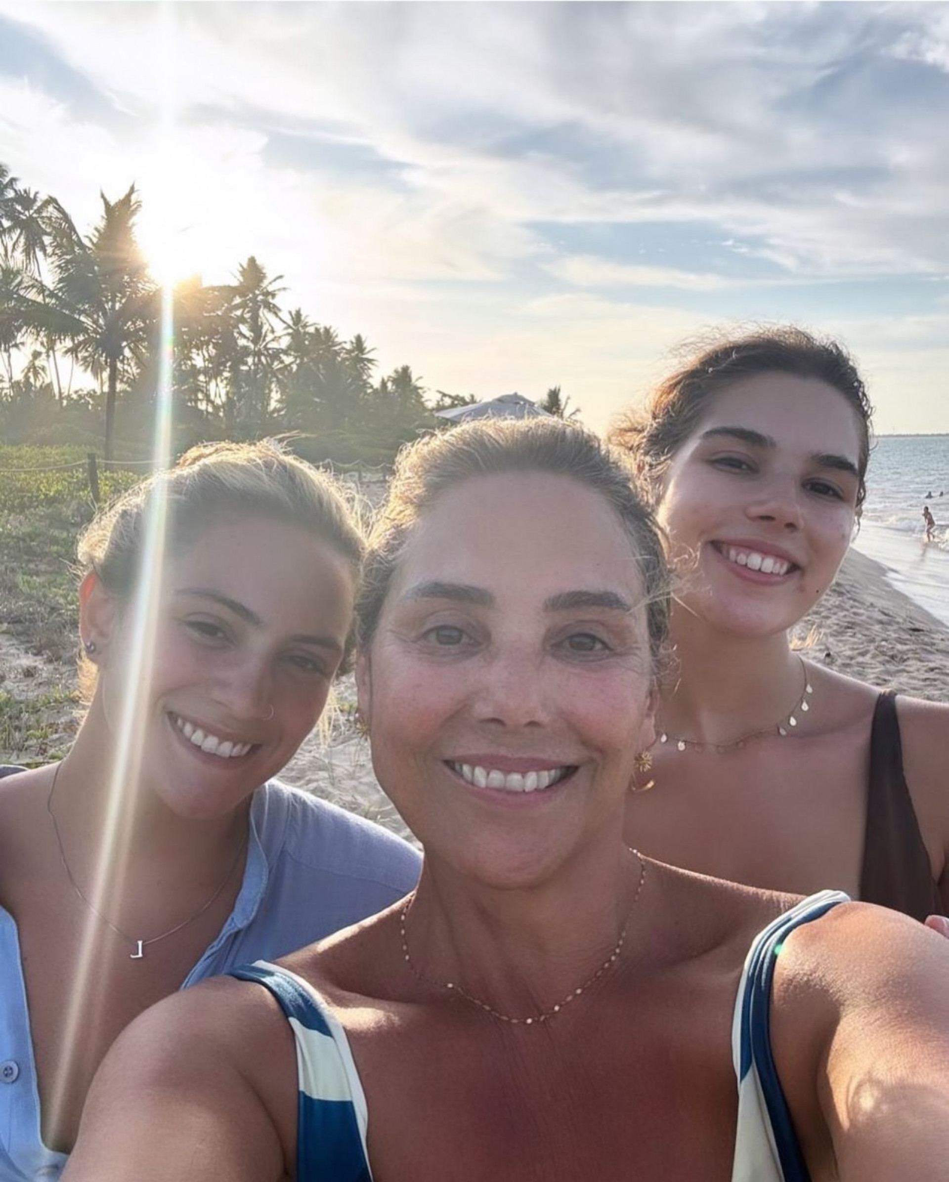 Heloisa Périssé curte um dia de sol na praia ao lado das filhas, Luísa e Antônia  - Reprodução Instagram