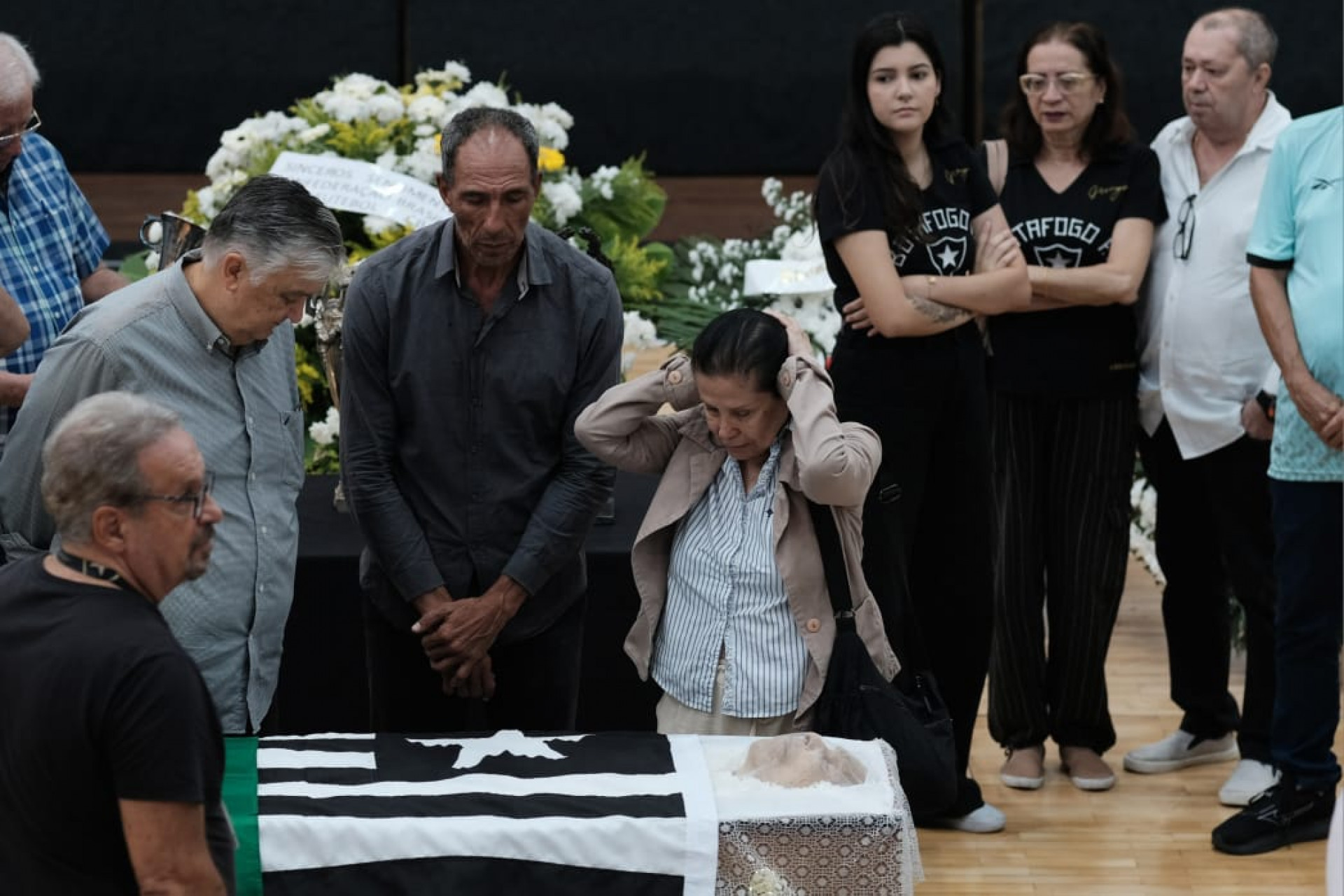 Amigos e companheiros compareceram a velório de Manga - Pedro Teixeira / Agência O Dia