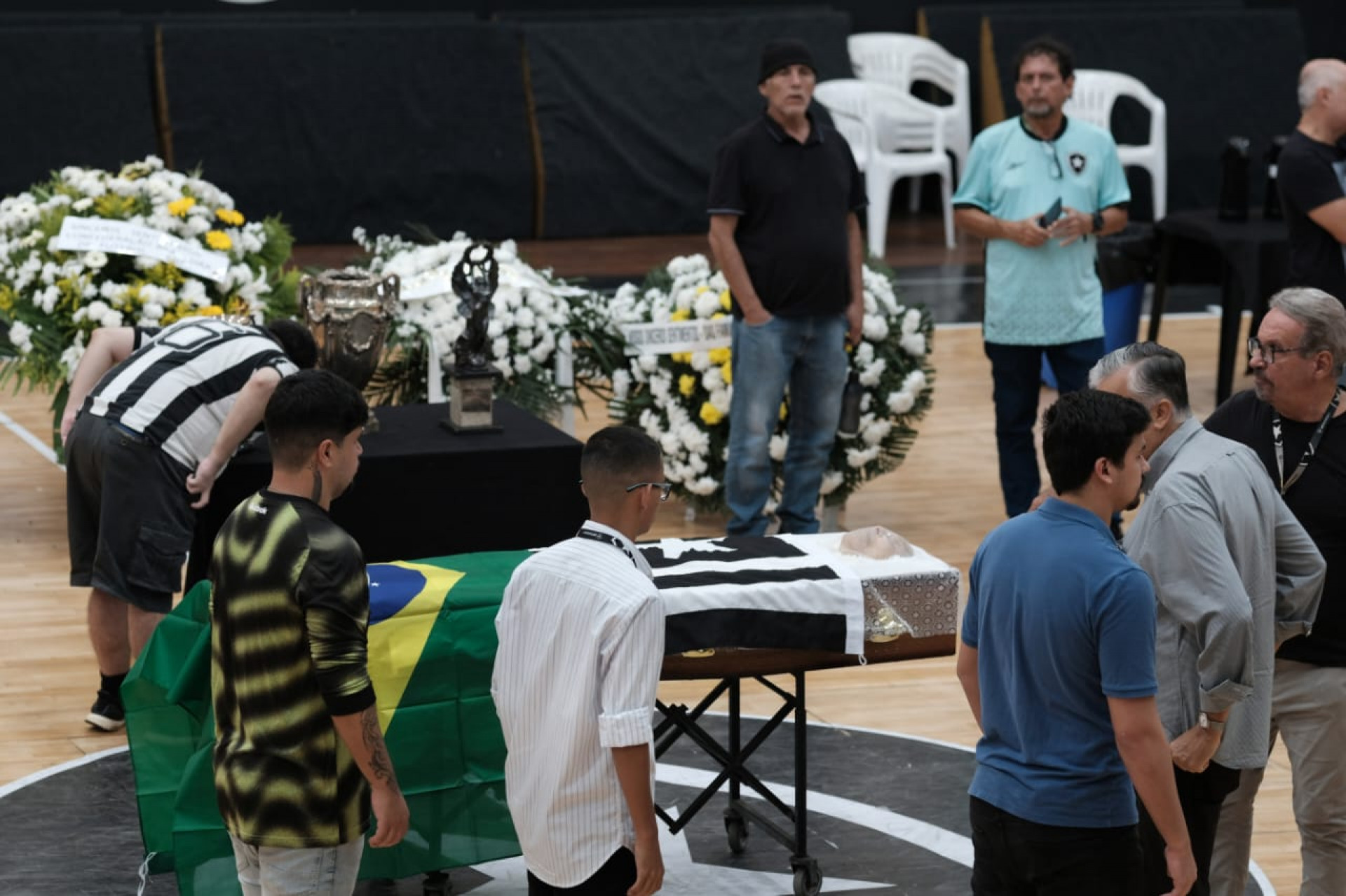 Amigos e companheiros compareceram a velório de Manga - Pedro Teixeira / Agência O Dia