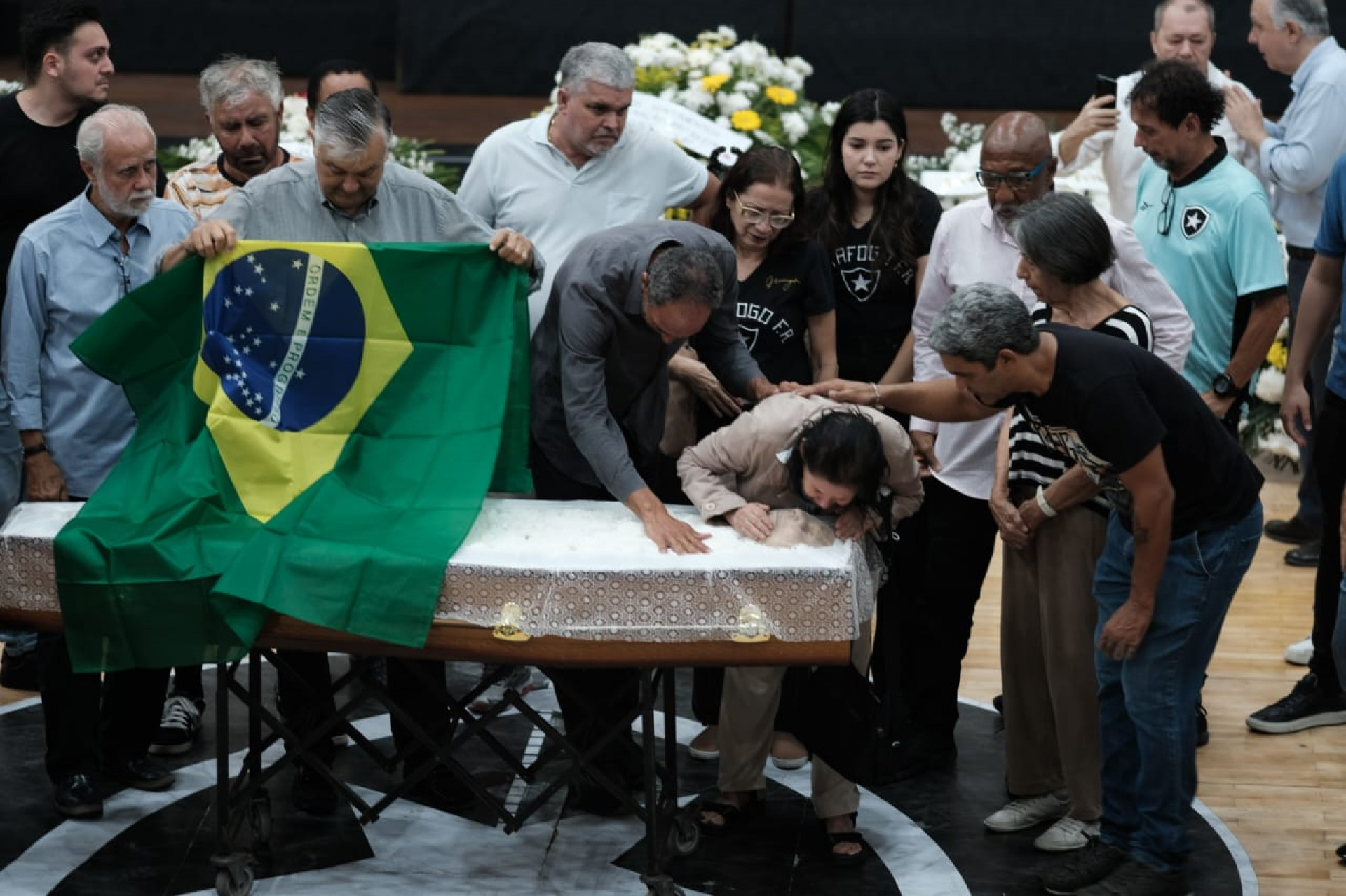 Amigos e companheiros compareceram a velório de Manga - Pedro Teixeira / Agência O Dia