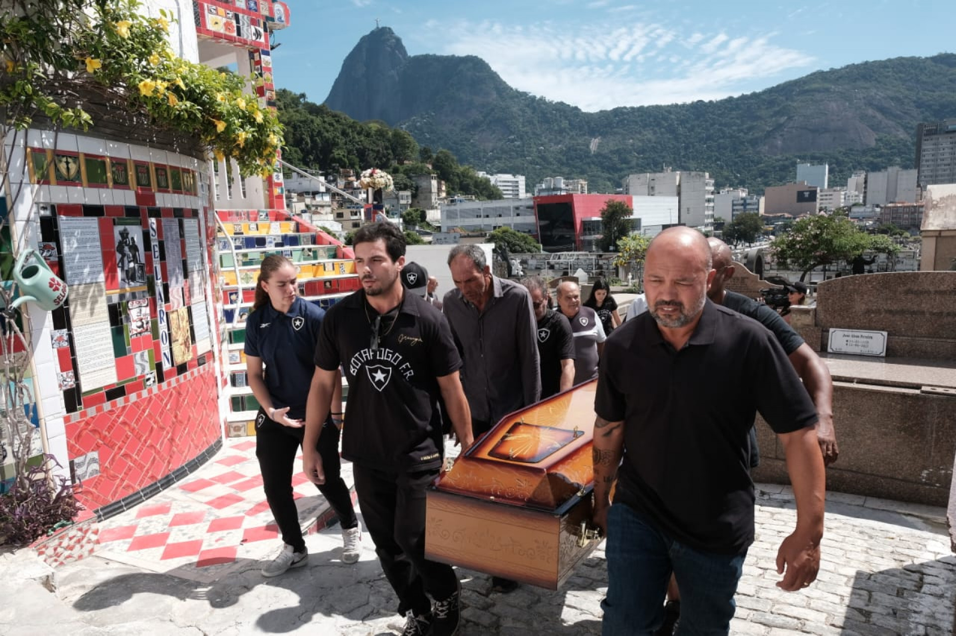 Manga foi sepultado por volta das 11h (de Brasília), no Rio de Janeiro - Pedro Teixeira / Agência O Dia