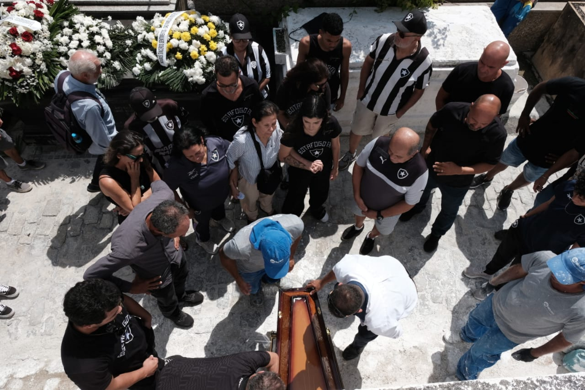 Manga foi sepultado por volta das 11h (de Brasília), no Rio de Janeiro - Pedro Teixeira / Agência O Dia