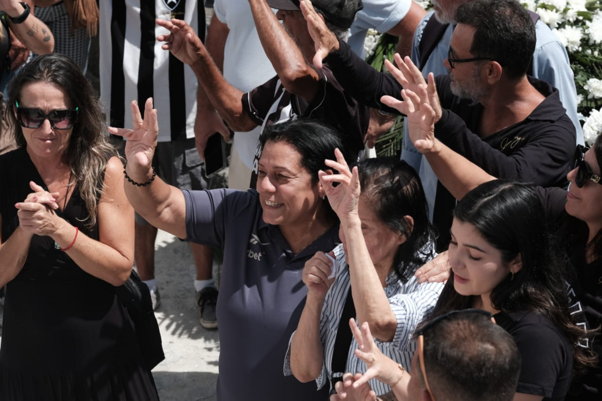 Esposa (de blusa listrada) se despede de Manga, no Rio de Janeiro - Pedro Teixeira / Agência O Dia