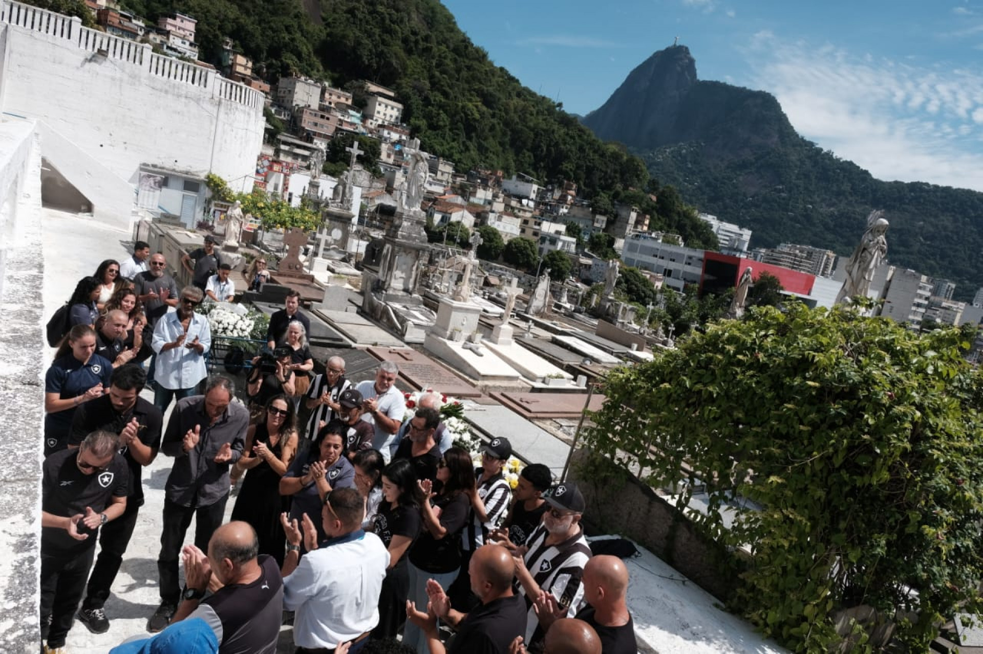 Manga foi sepultado por volta das 11h (de Brasília), no Rio de Janeiro - Pedro Teixeira / Agência O Dia