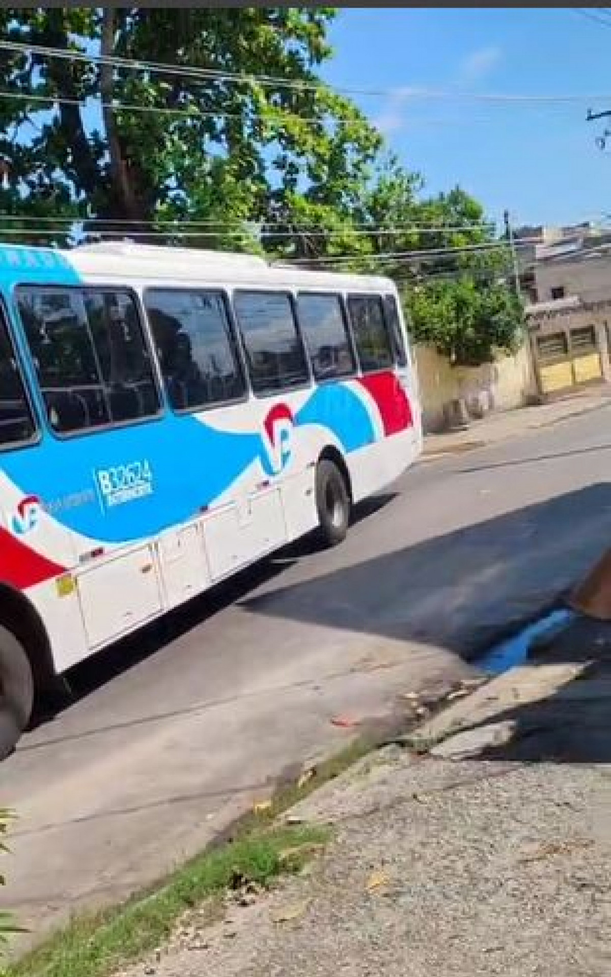 Ônibus atravessados e usados como barricadas em meio a tiroteio no Complexo do Chapadão - Rede Social