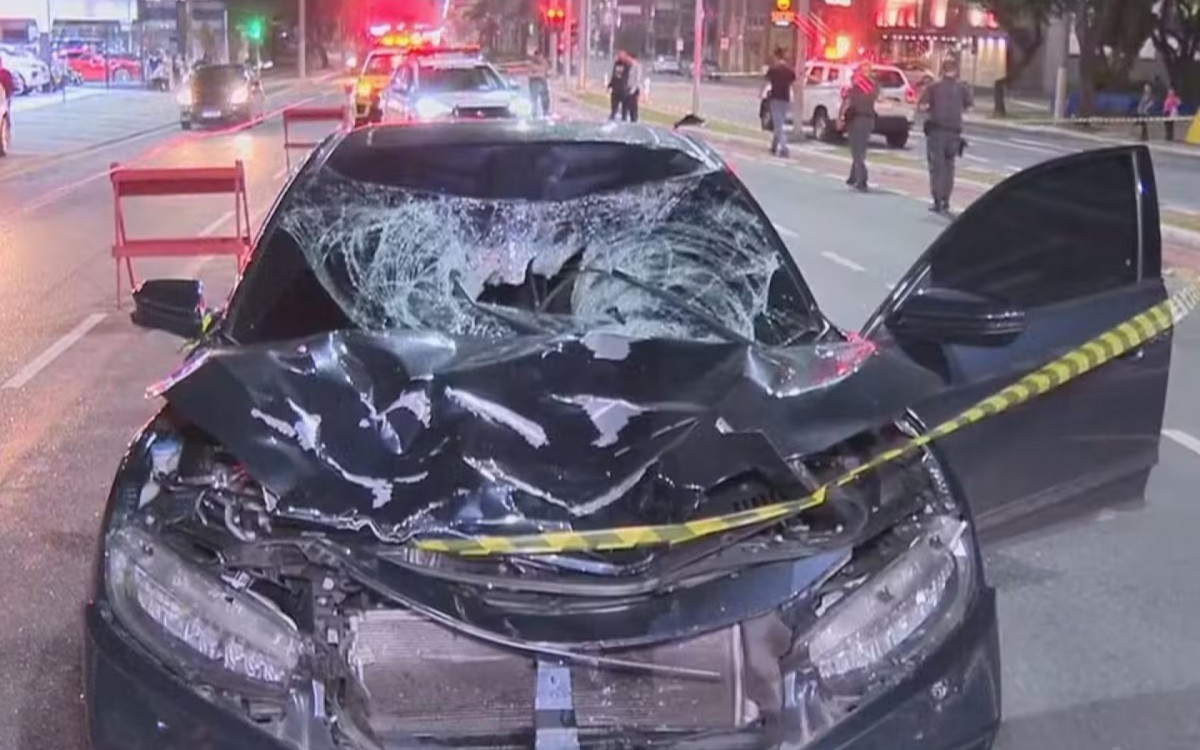 Impacto da batida foi tão forte que a frente do veículo ficou totalmente destruída