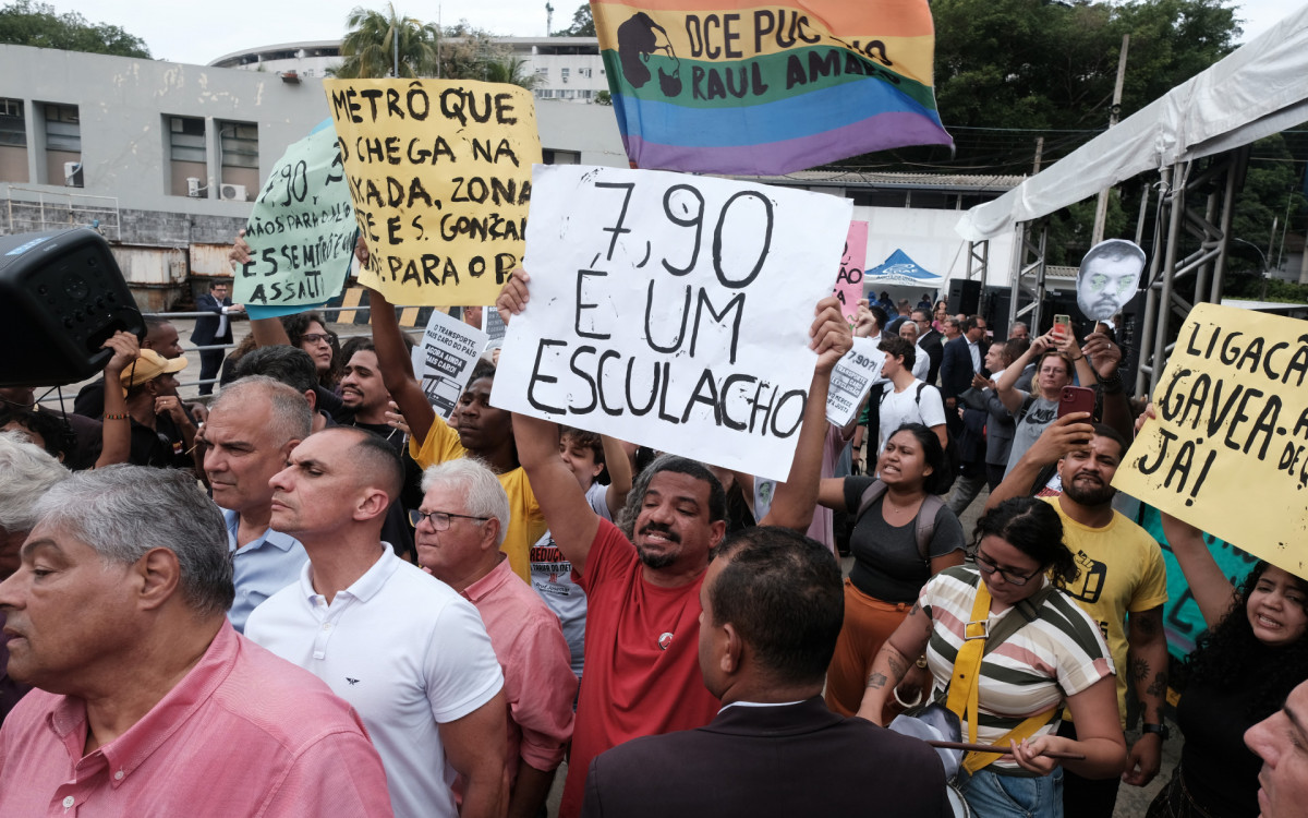 Manifestantes exigiram mais rapidez nas obras e defenderam a perman&ecirc;ncia do metr&ocirc; de superf&iacute;cie - PEDRO TEIXEIRA/ AGENCIA O DIA                                                                                                                                                                                                                                  