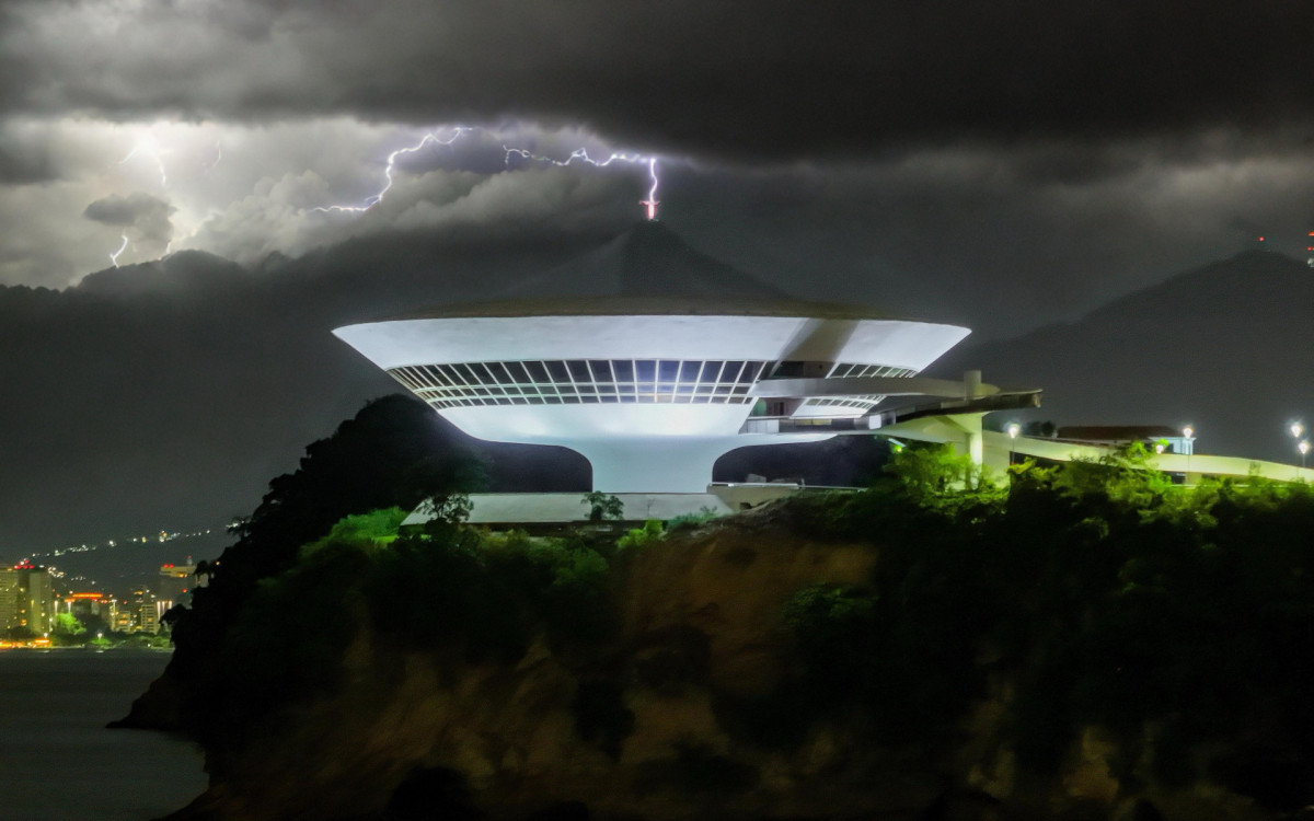 Fotógrafo de Niterói registra momento em que raio atinge Cristo Redentor durante temporal desta quarta (9)