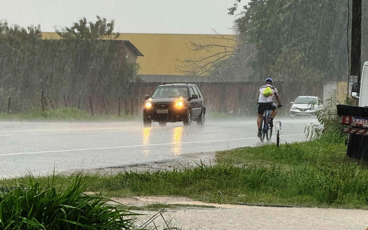 Defesa Civil orienta moradores a evitarem áreas de risco e ficarem atentos às atualizações