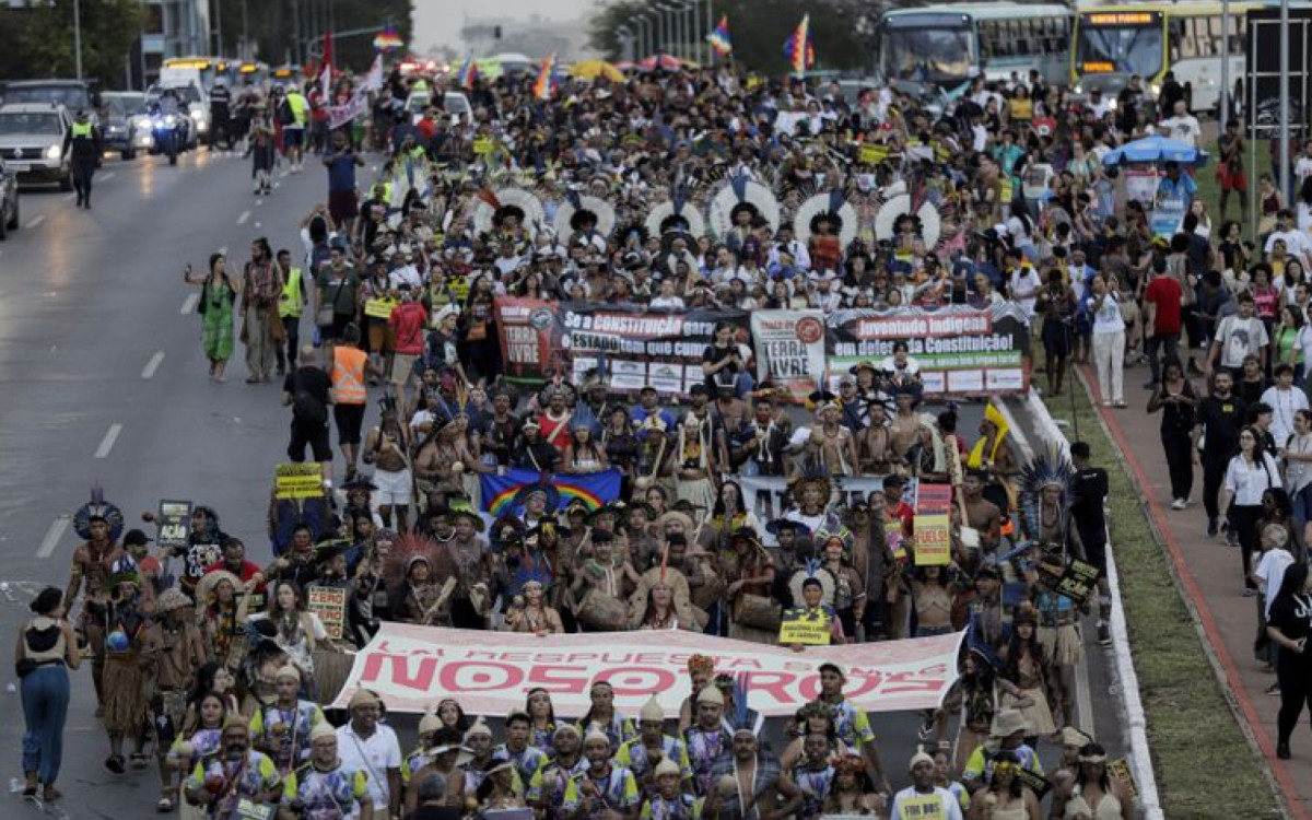 Indígenas de várias etnias participam da marcha do acampamento terra livre (ATL)