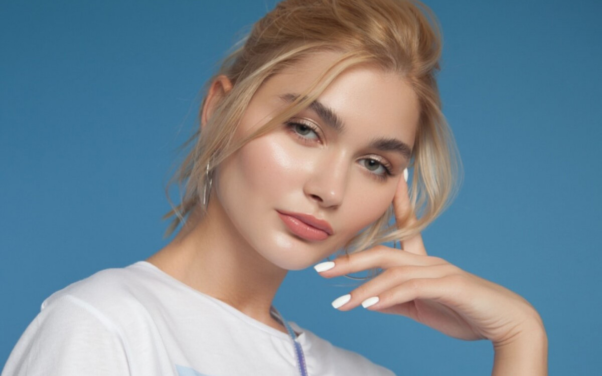 A maquiagem glow traz um vi&ccedil;o controlado e elegante (Imagem: Nelia L | Shutterstock)