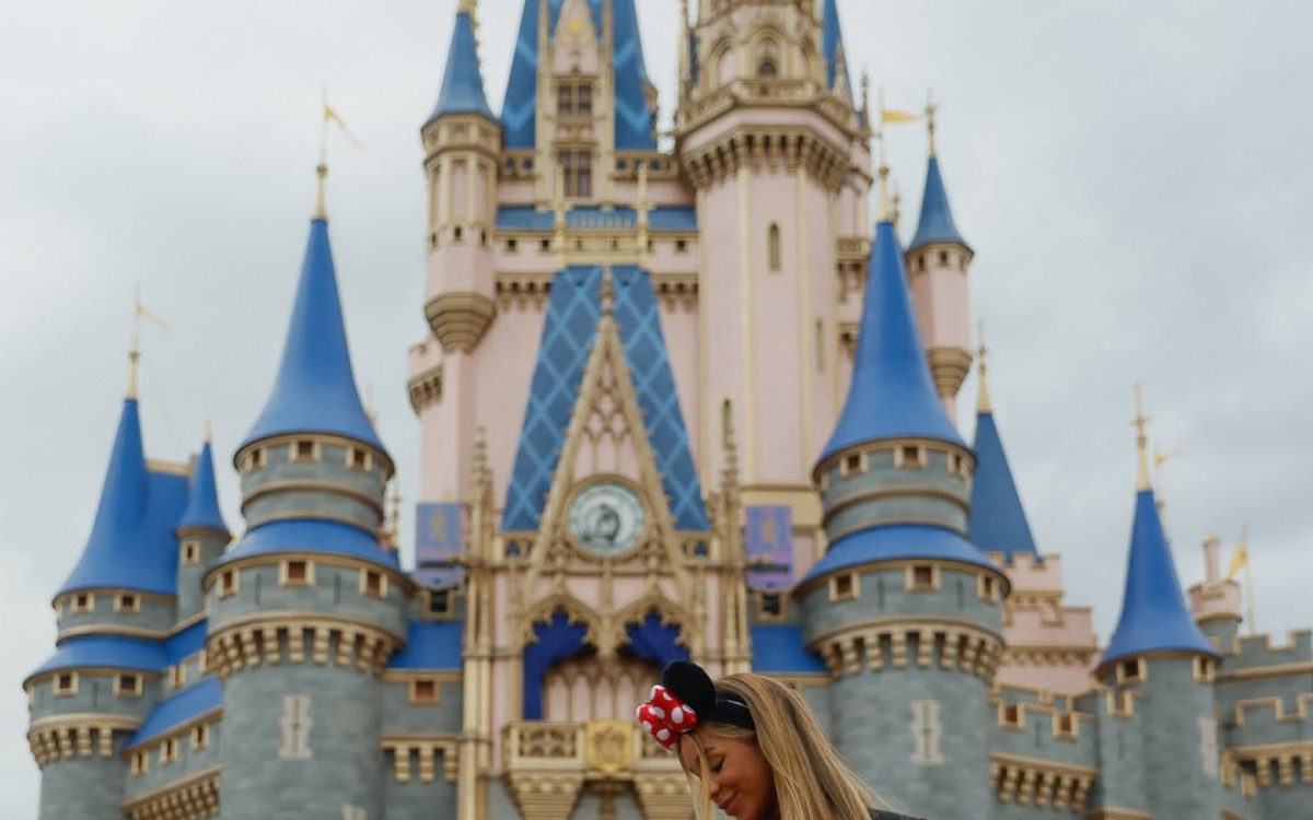 Ludmilla beija barrig&atilde;o de Brunna Gon&ccedil;alves na Disney 