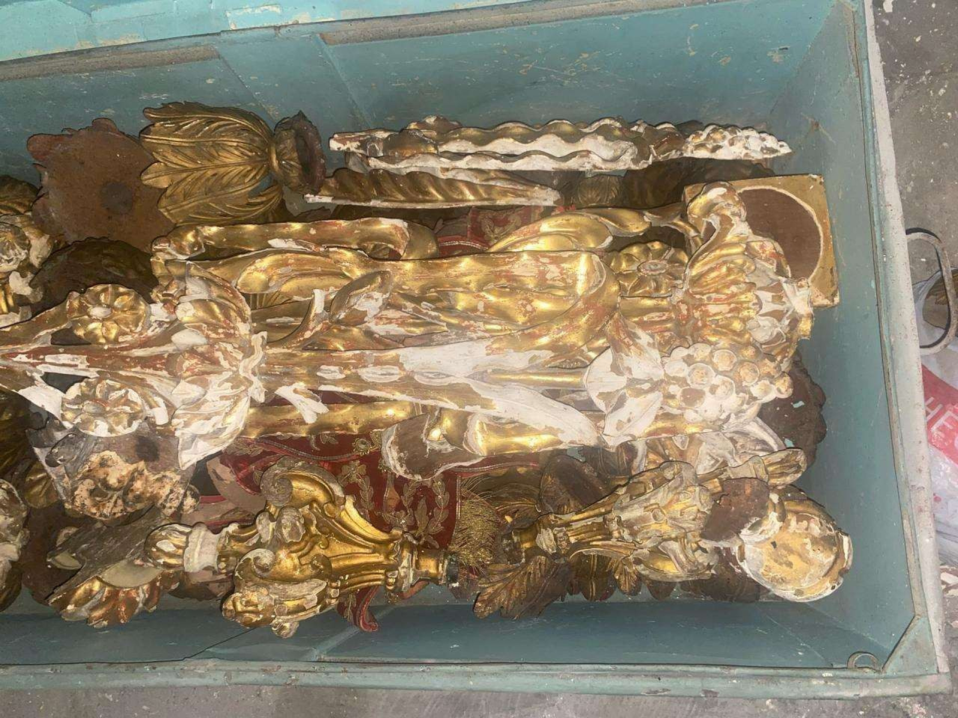 Elementos religiosos, muitos históricos, correm risco - Reprodução