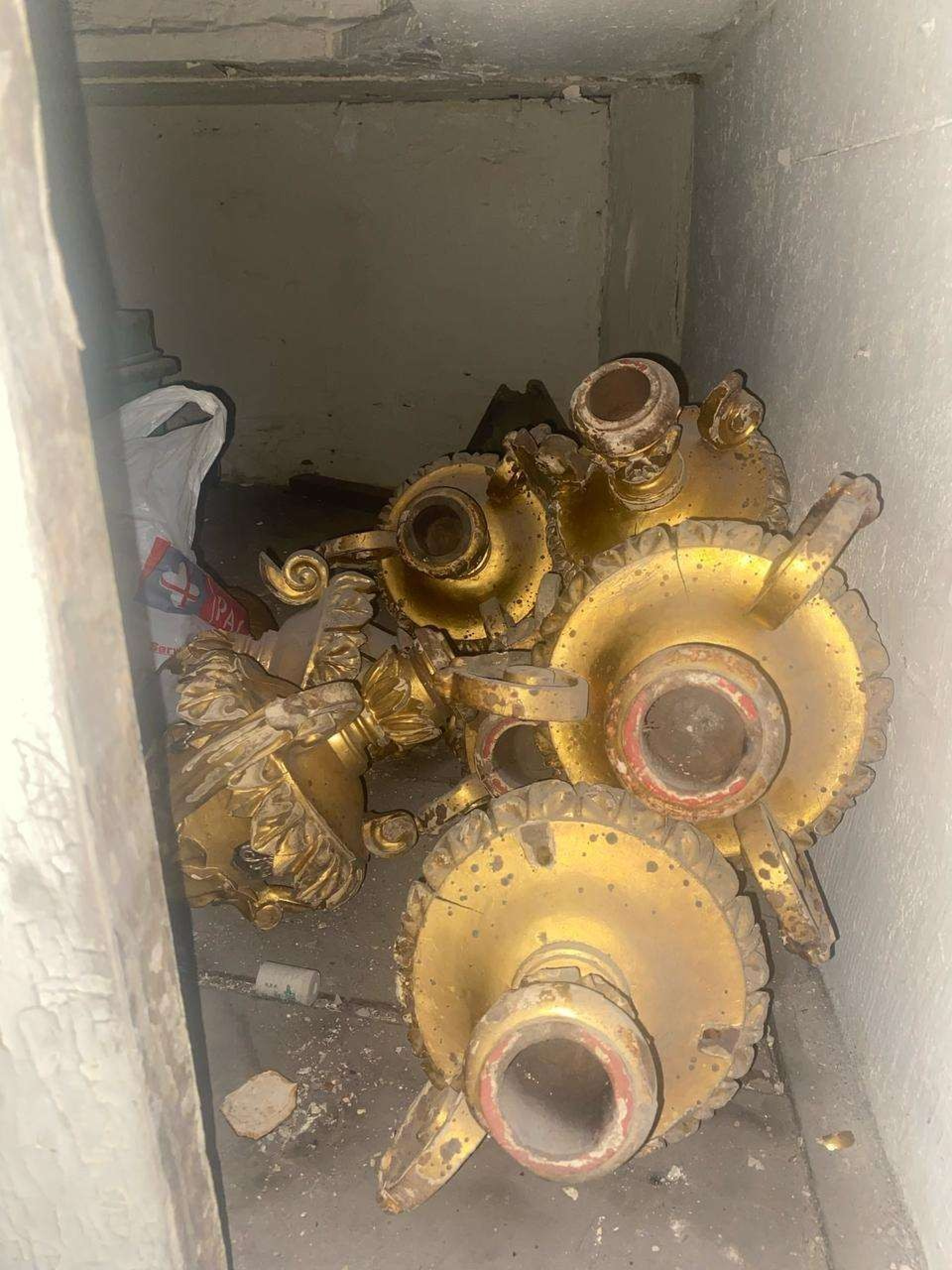 Elementos religiosos, muitos históricos, correm risco - Reprodução